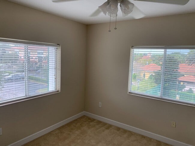 Building Photo - Beautiful Townhouse Style Apartment availa...