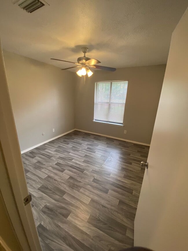 Building Photo - Blend of comfort and convenience