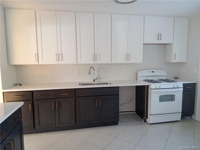 Building Photo - 5 Suzie Dr