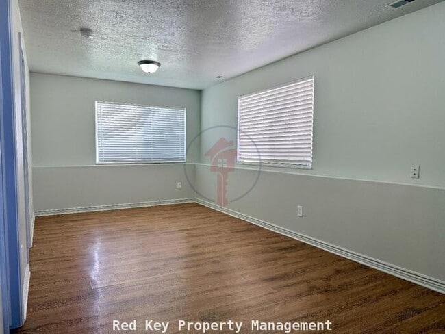 Building Photo - 900 W Single Family Home