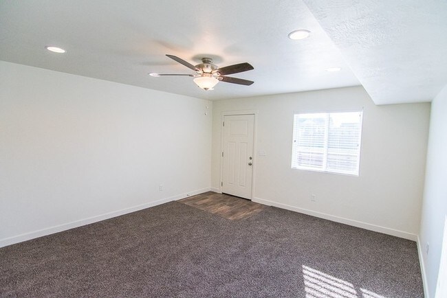 Building Photo - THE LOCHS! Gorgeous Townhome