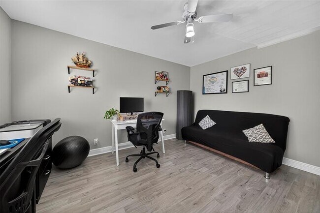 Building Photo - 412 Lakeview Dr