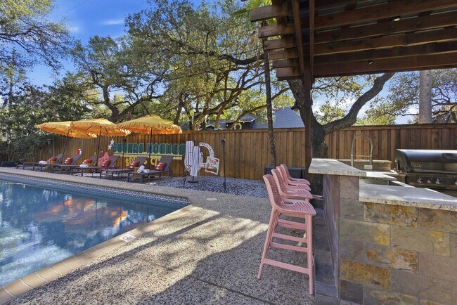 Building Photo - 12511 Chapel Bell St