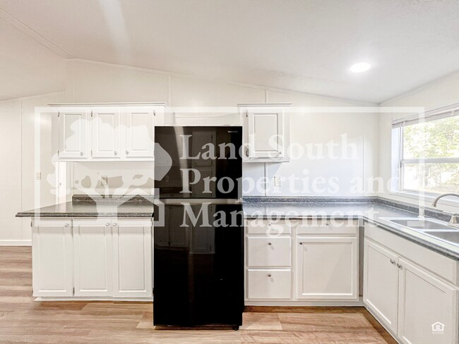 Building Photo - 8916 Beverly Hills Rd