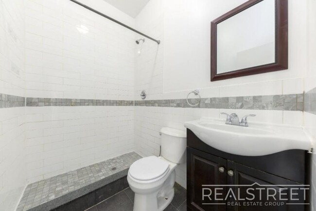 Building Photo - 4 bedroom in Brooklyn NY 11221