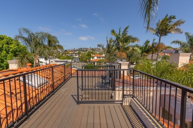 Building Photo - Modern Coastal 3 Bed/3 Bath Townhome w/ Rooftop Deck w/ Bay & Ocean Views in North Pacific Beach!