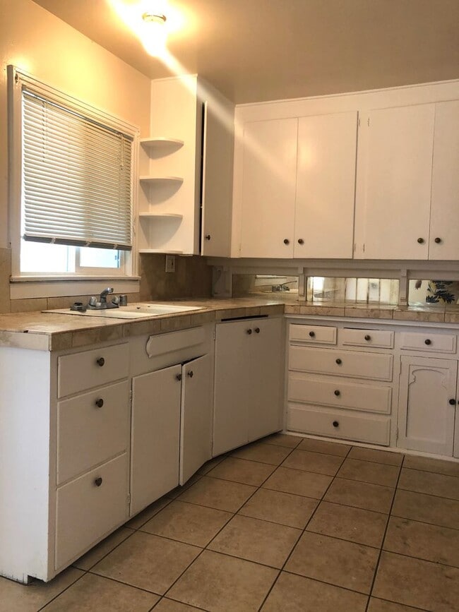 Building Photo - Charming home in center of town