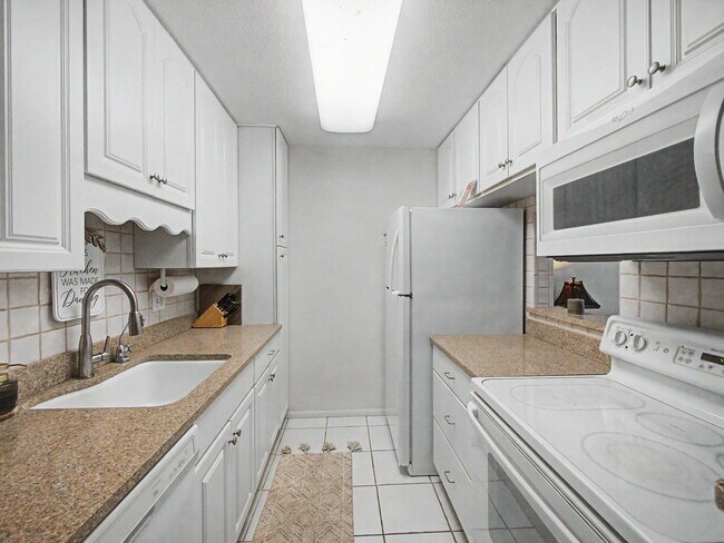 Building Photo - 111 Doolen Ct
