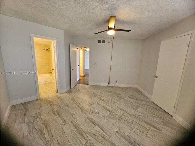 Building Photo - 216 Lake Pointe Dr