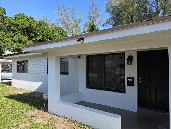 Building Photo - 1028 NE 39th St