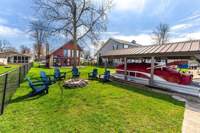 Building Photo - Fully Furnished 3 Bedroom Lakefront Home o...