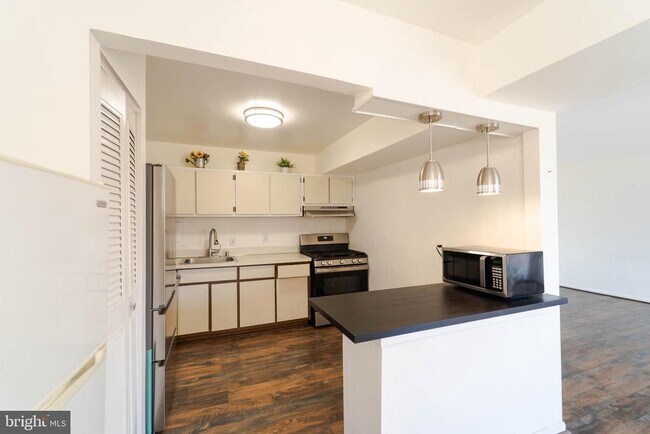 Building Photo - 37 Canterbury Square