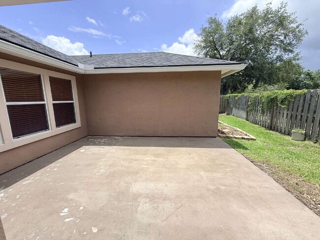 Building Photo - Samara Lakes Home with Fenced Yard