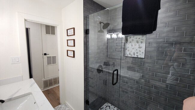 Building Photo - Fully updated 6 bed house!!! 1911 David!