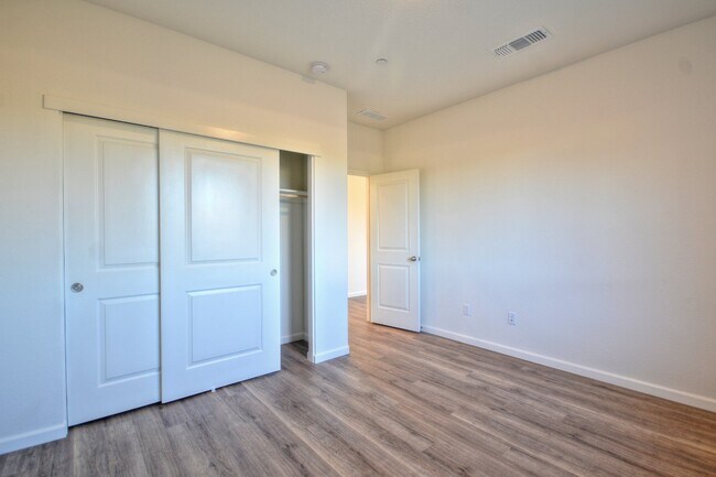 Building Photo - Newer home with solar AVAILABLE NOW!