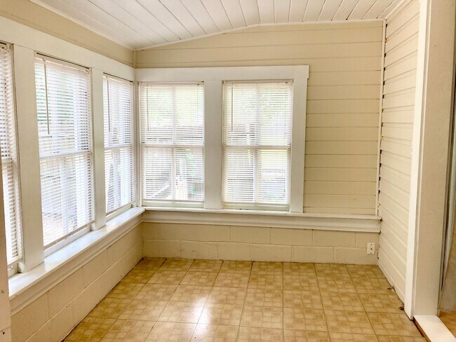 Building Photo - Crystal River Cottage!