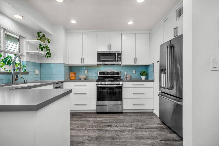 Building Photo - 14238 Dickens St