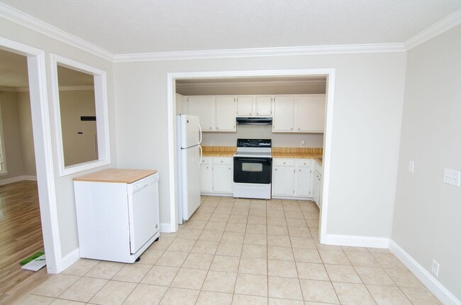 Building Photo - Beautiful home in Fairview
