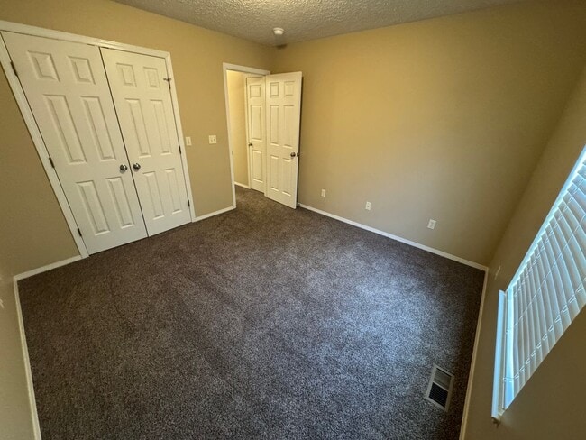 Building Photo - Beautiful 3 bedroom 2 Bathroom Home locate...
