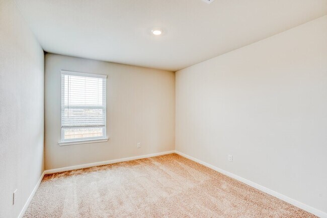 Building Photo - 400 Lynn Lotus Dr