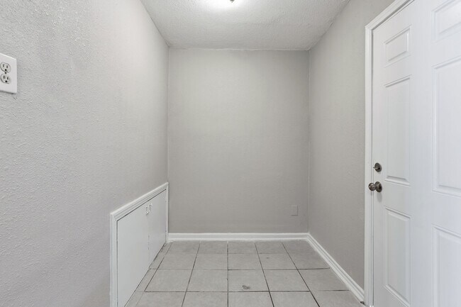 Building Photo - Spacious & Newly Updated! *HOUSING ACCEPTED/ SECTION 8 * — Apply Today!