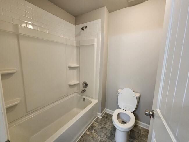 Building Photo - 5 Bedroom 3 Bath 2 Car Garage in Forsyth C...