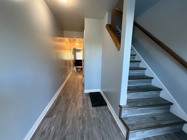 Building Photo - 3 bedroom 2 1/2 Bath Townhouse- Partially Furnished- Ready this month