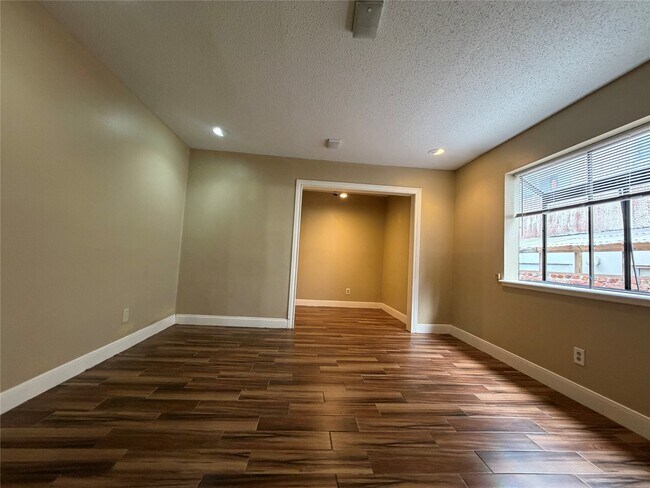 Building Photo - 1901 Brun St