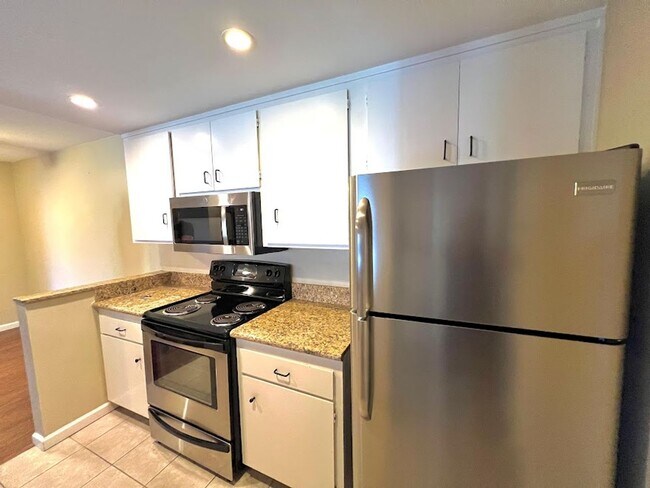 Building Photo - Desirable Mission Plaza Updated 1 Bedroom ...