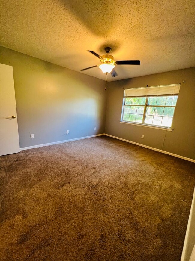 Building Photo - Convenient Comfort: 3-Bed, 2-Bath Home Nea...