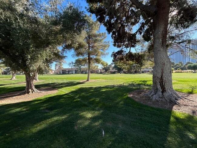 Building Photo - SPACIOUS 2 BEDROOM TOWNHOME IN LAS VEGAS COUNTRY CLUB