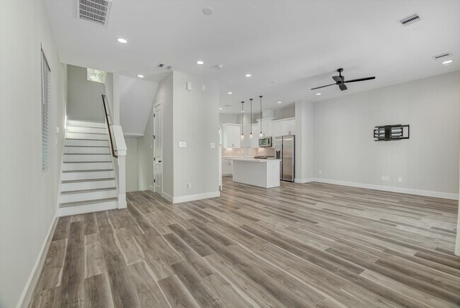 Building Photo - 1329 Buescher Dr