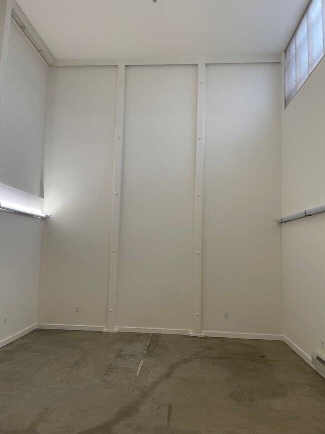 Building Photo - Bright Live-Work Studio  & Tall Ceilings o...