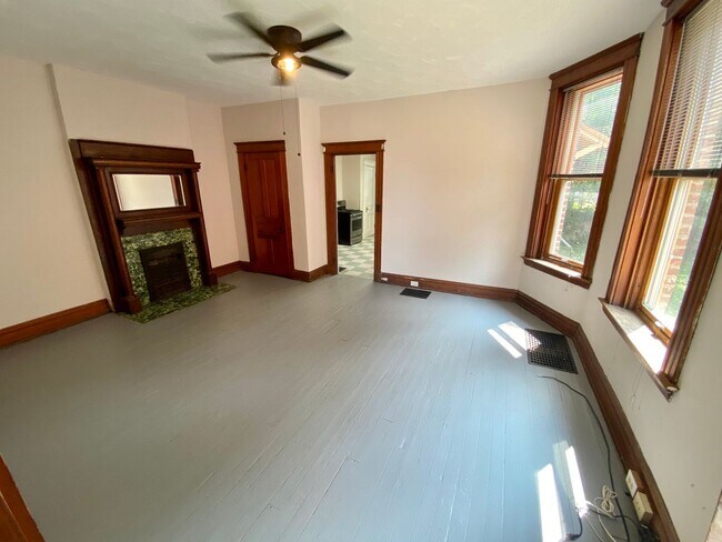 Building Photo - Spacious 5 bed/2 bath on Victor Mins. from...