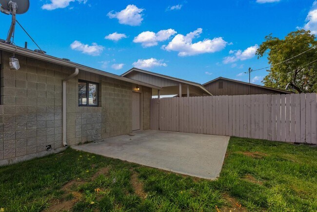 Building Photo - Fresh 2 Bed unit with giant yard, covered ...