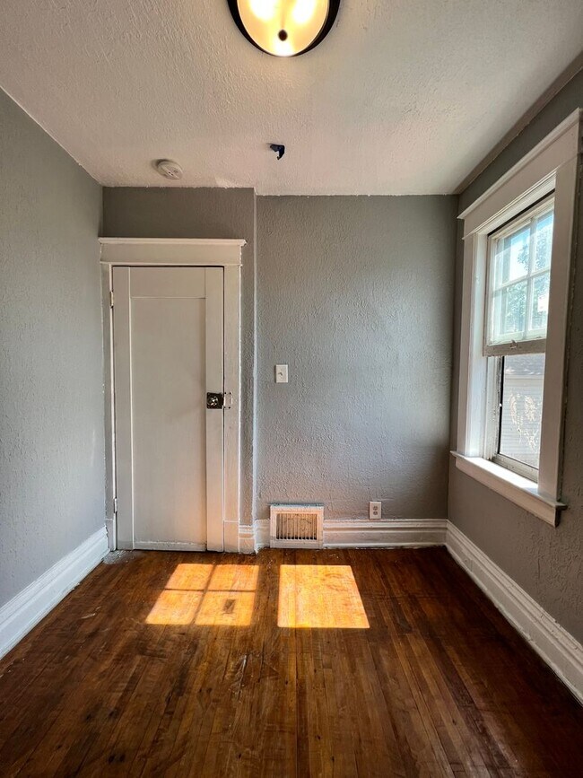 Building Photo - 708 E 6th St