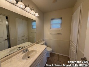 Building Photo - 1236 E Live Oak Rd