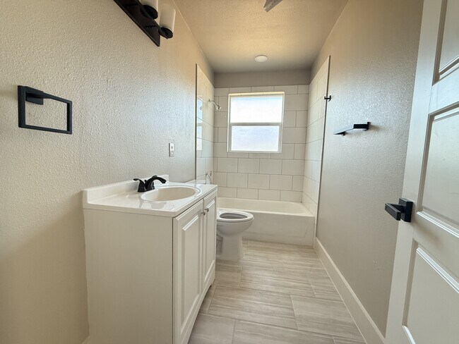 Building Photo - 3504 Thomas Ave