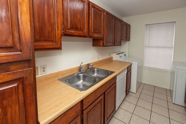 Building Photo - Oakview Condos