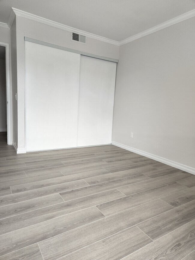 Building Photo - 9229 Village Glen Dr