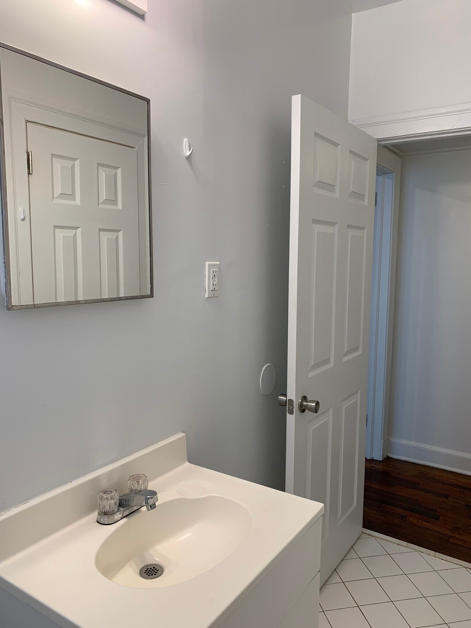 bath - 2604 Dellwood Ave