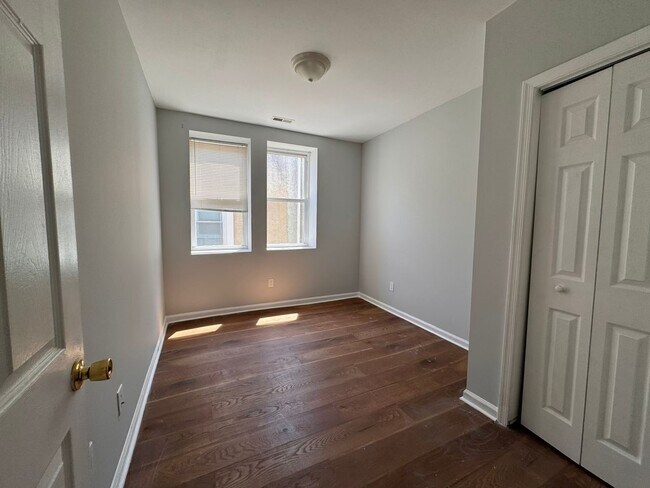 Building Photo - 1018 S 52nd St