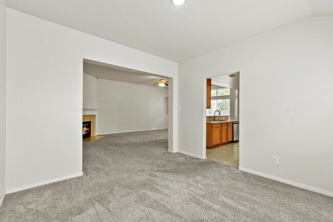 Building Photo - Open Living, Great Layout, Prime Location