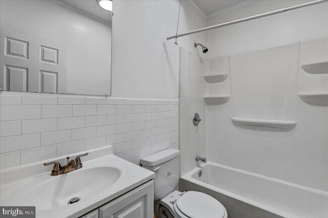 Building Photo - 2847 Lake Ave