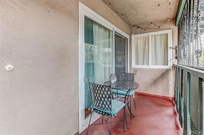 Building Photo - Spacious 2 bedroom 1 bathroom Condo with L...