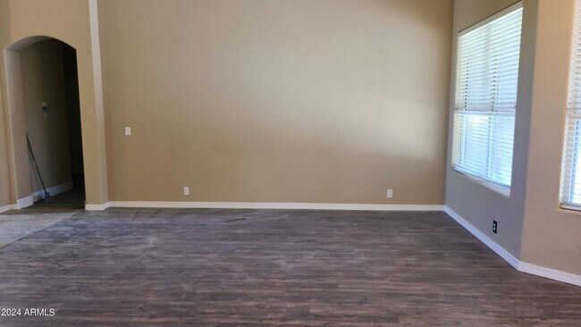 Building Photo - 14206 S 12th Pl