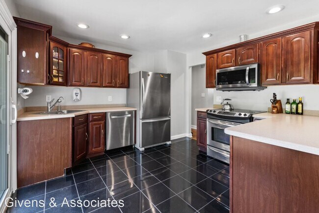 Building Photo - 3 br, 1 bath House - 10 Heather Drive