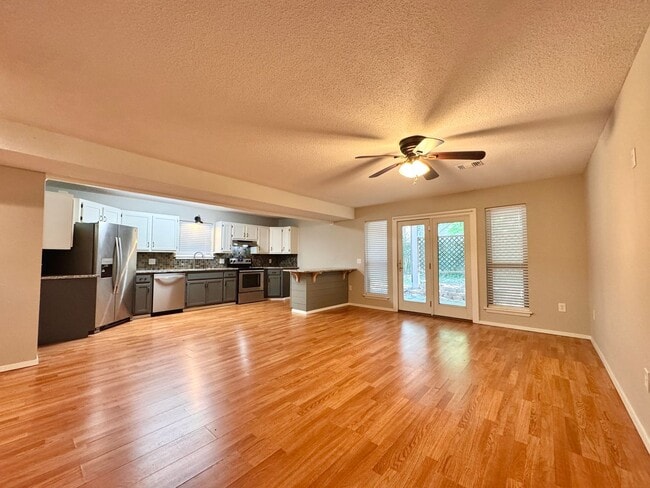 Building Photo - 4 Bedroom/ 2.5 Bathroom Home in Tanglewood...