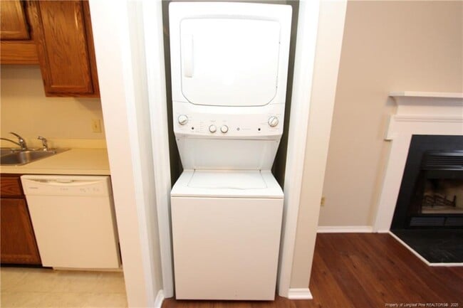 Building Photo - 3905 Lexington Dr