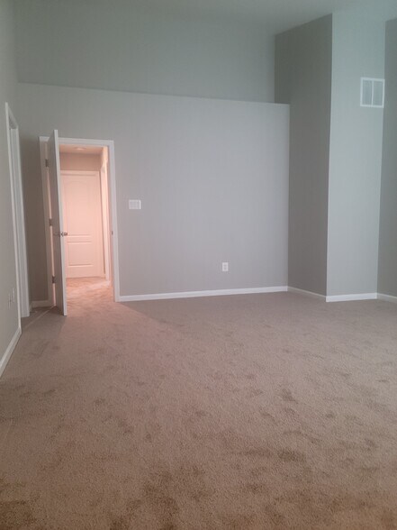 Building Photo - 7152 Hummingbird Dr